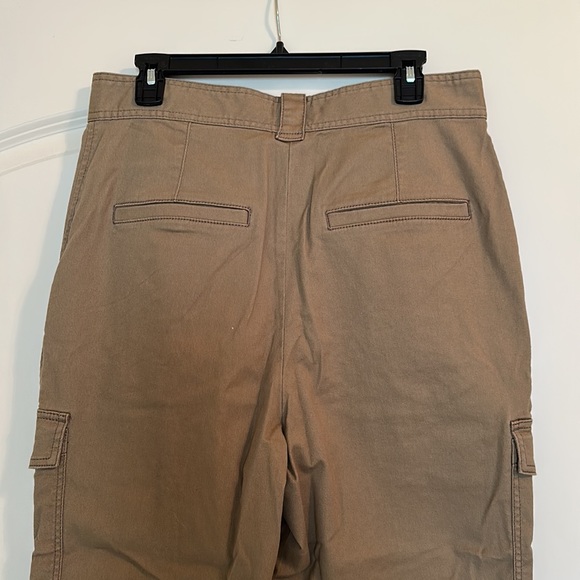 High-Waisted Cargo Pant - Picture 2 of 3